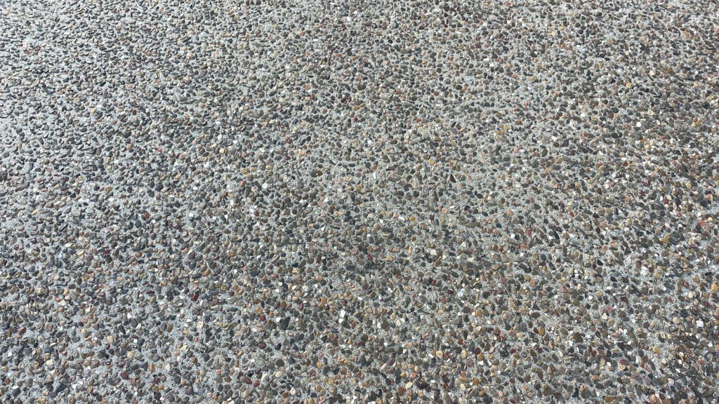 Hormigón desactivado con piedra vista