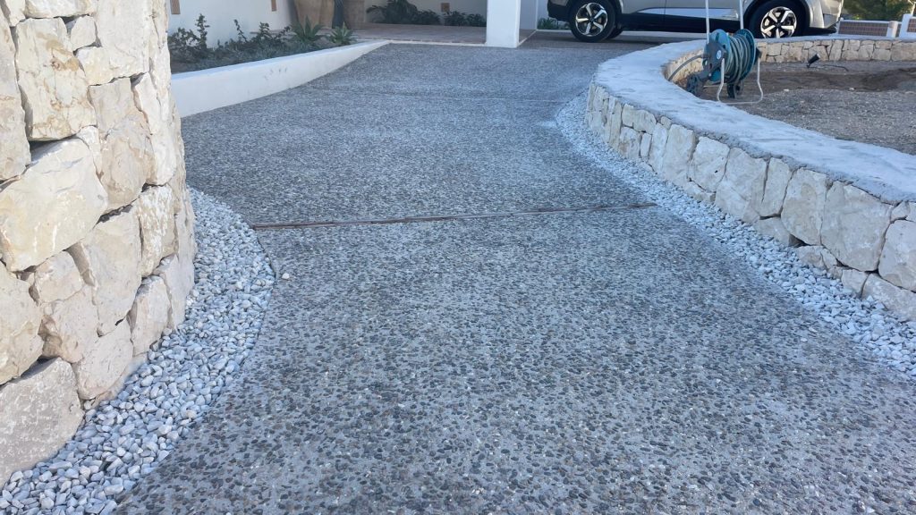 Hormigón desactivado con piedra vista 2024