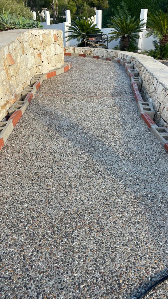 Hormigón desactivado con piedra vista