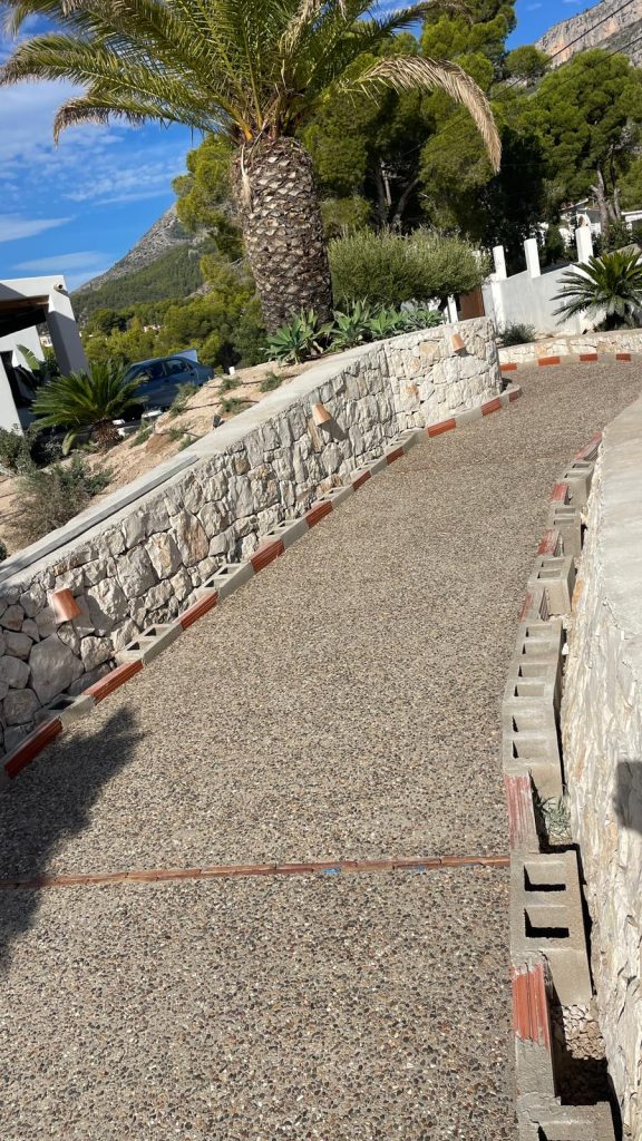 Hormigón desactivado con piedra vista